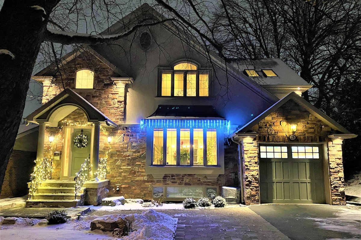 Unique House with Awe Views on Park & Creek gallery image 2