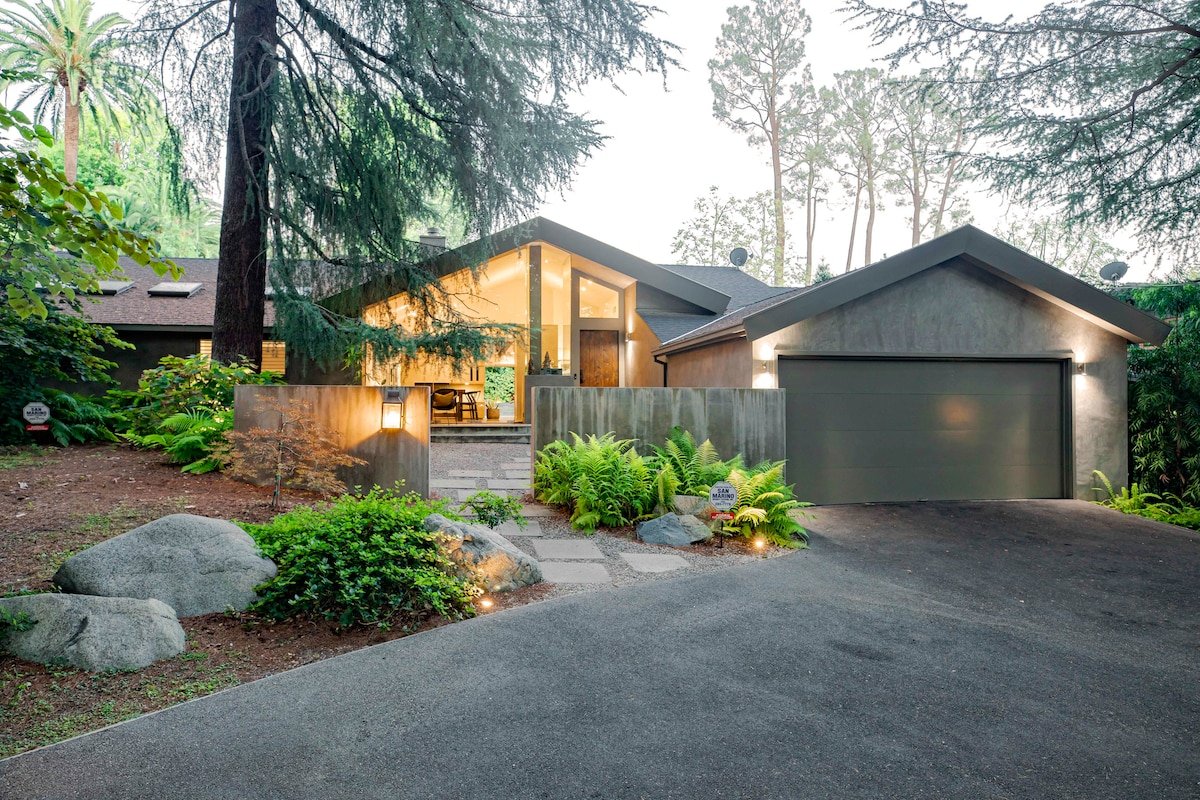 Stunning Mid-Century gallery image 3