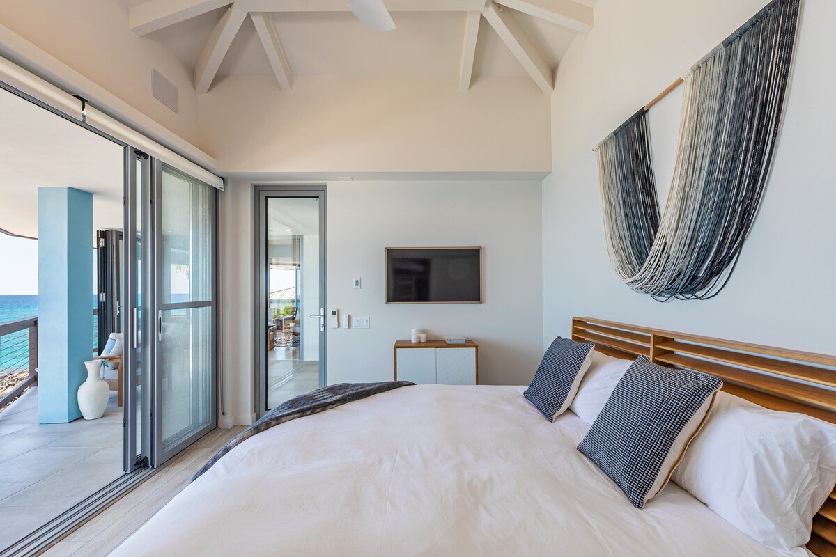 Mele Kai Kona – Luxe Oceanfront Property with Pool gallery image 2