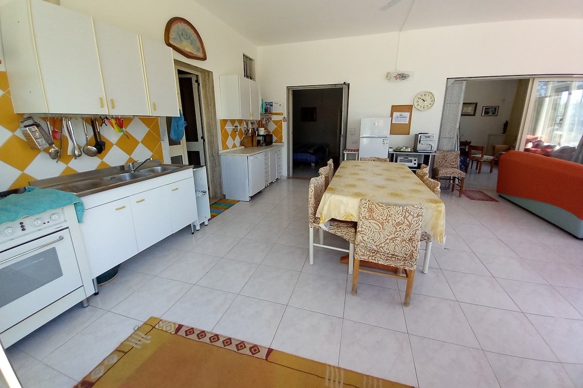 HAUS mit großem Garten und Pool für 10 Personen gallery image 5