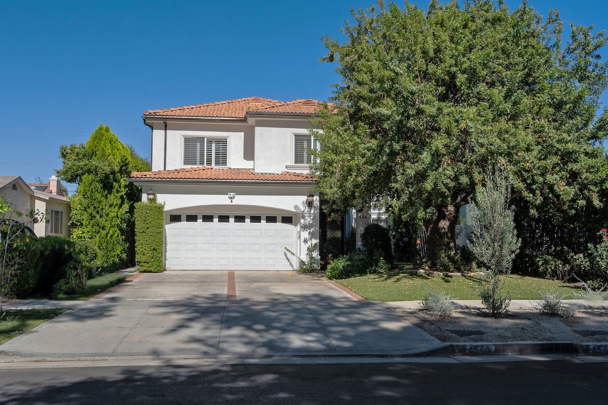 Spacious 5BR Home with Pool in Prime Sherman Oaks gallery image 3