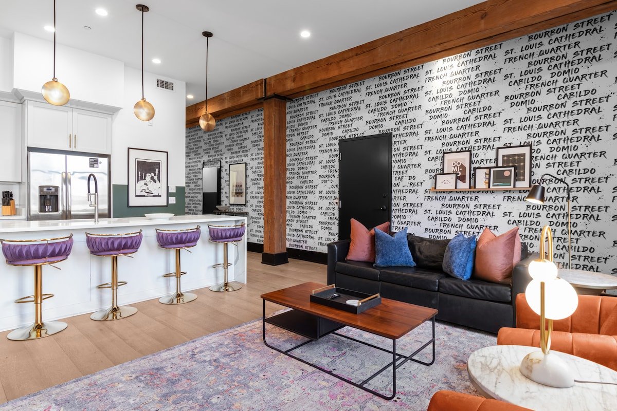 Luxe Downtown 4BR/4BA w/ 2 Sleeper Sofas gallery image 3