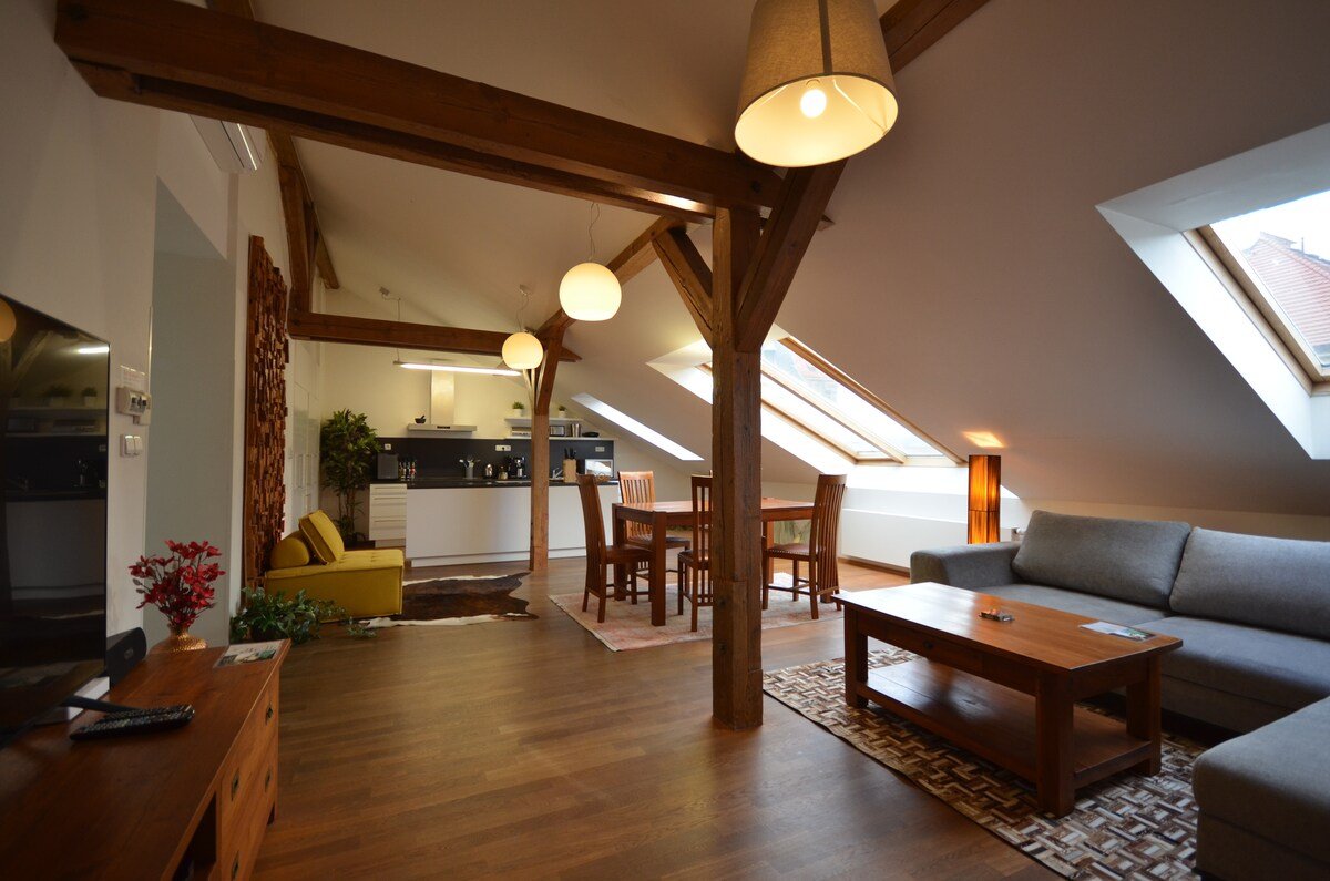 Grand Luxury Attic Klimentska – Old Town Square gallery image 2