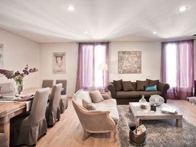 Baroque – Spacious and bright apartment