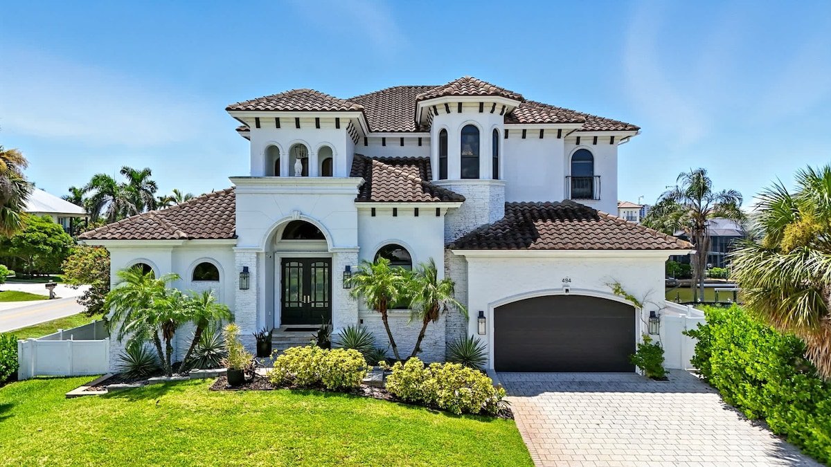 Spacious Luxury Waterfront Retreat with Pool & Spa gallery image 4