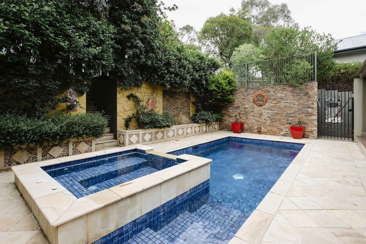 Luxury Retreat: Pool, Fireplace & Parking gallery image 2