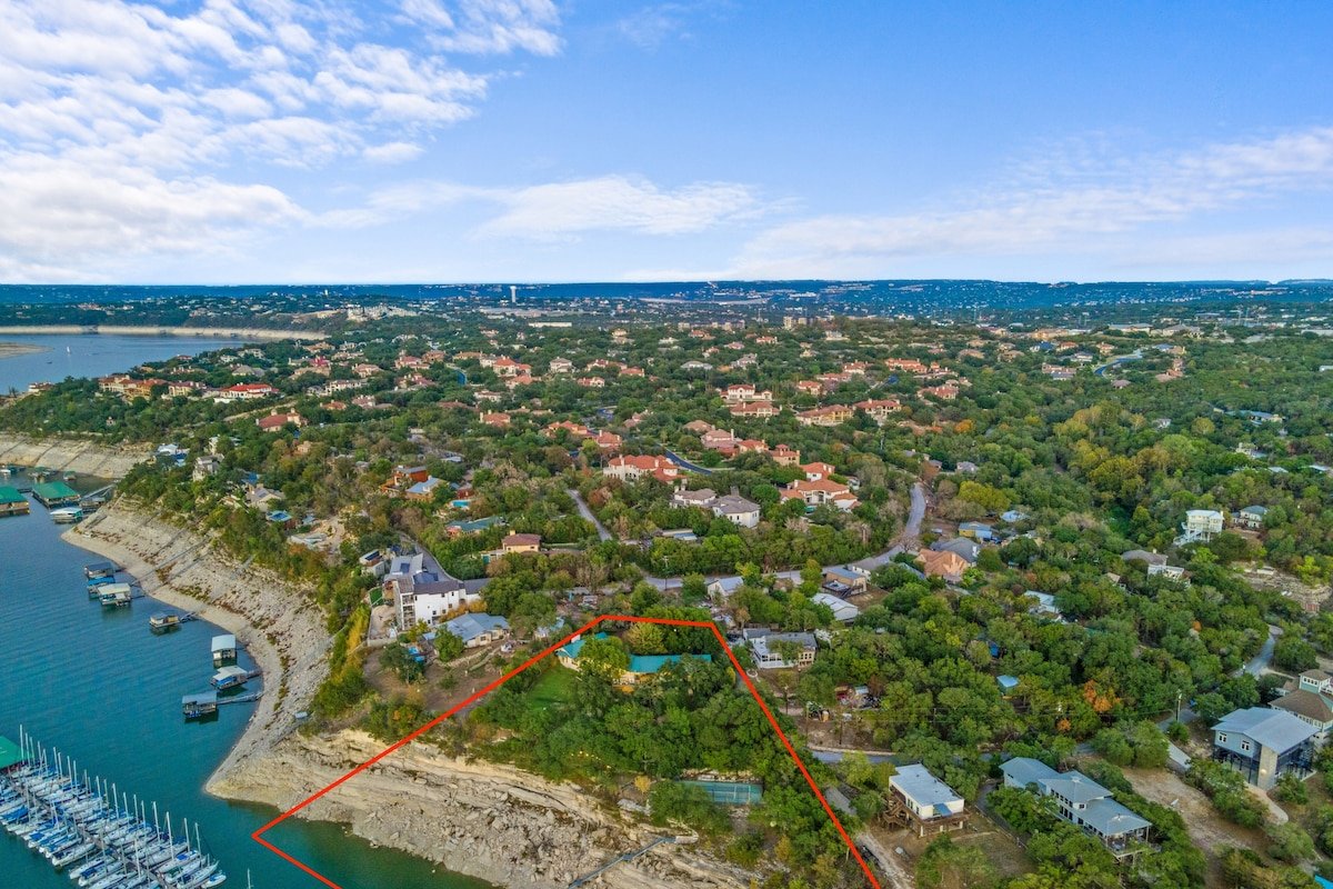 Spectacular Lakefront Oasis. gallery image 3