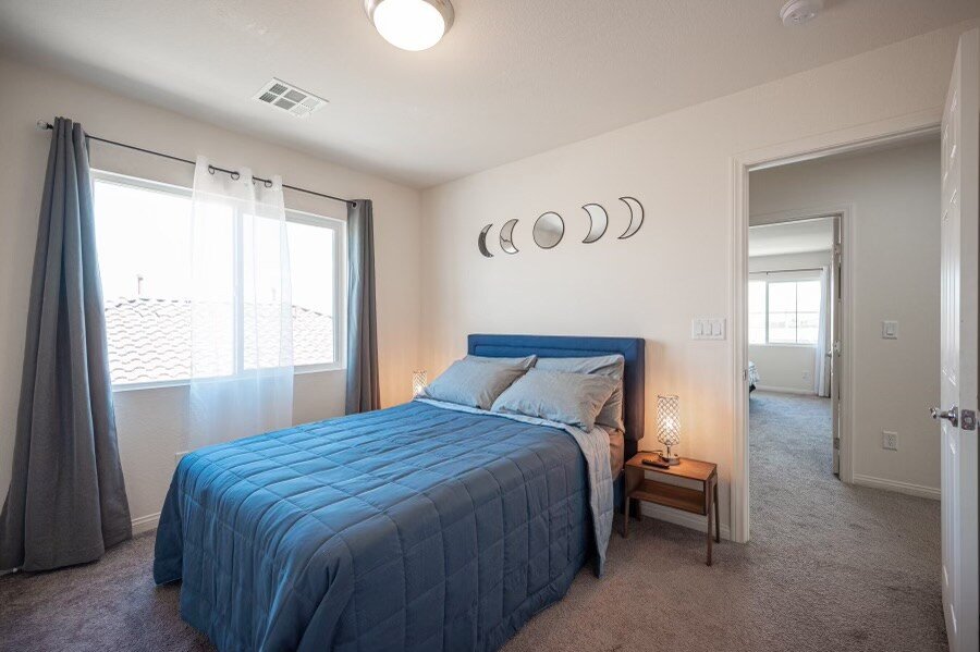 Spacious &Cheerful 4-Bedrooms indoor w/fireplace gallery image 3