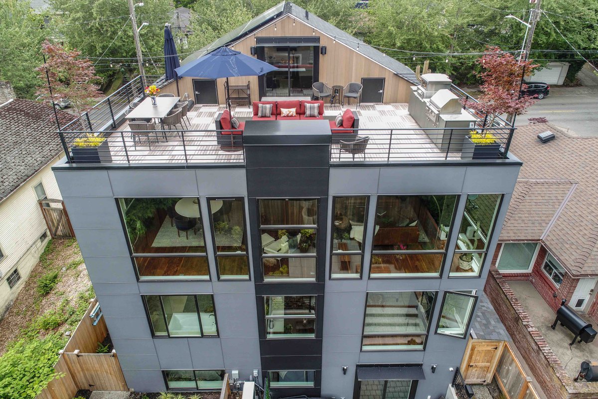 Downtown Oasis, 4 Bd new home w/tub & rooftop deck