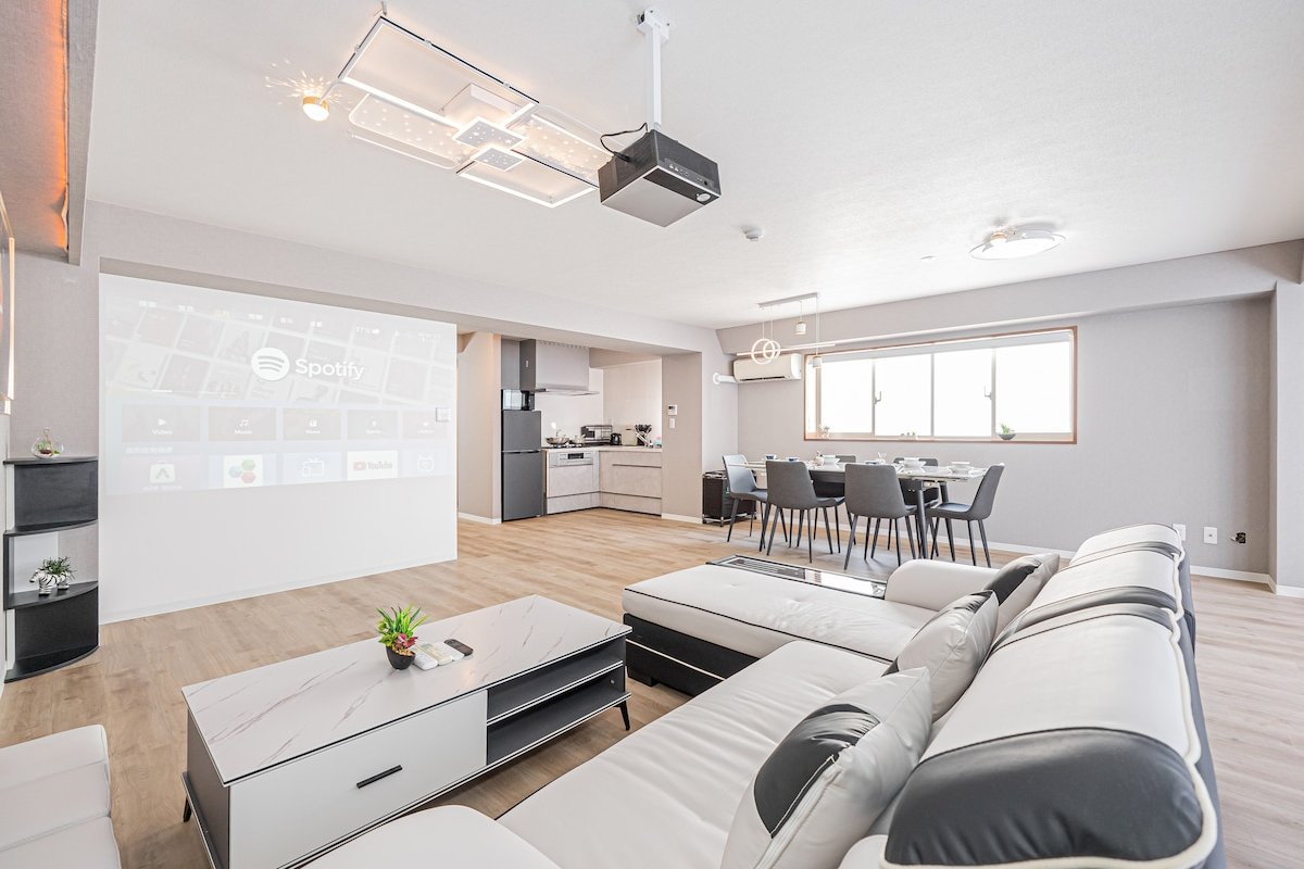 豪華な３寝室３トイレ２バスルーム！家庭シアター付、フルキッチン付！キッズルーム、ガレージ利用可！ gallery image 3