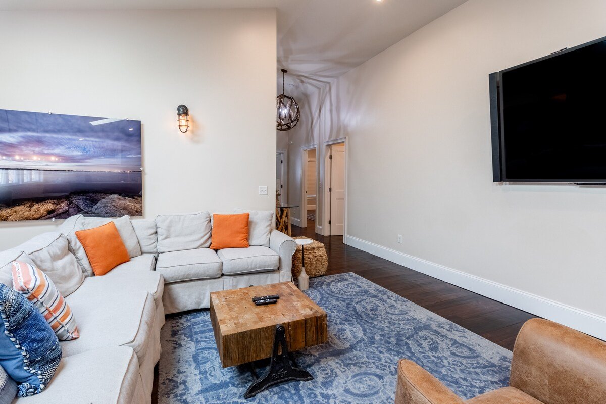 Enjoy Entertaining in this Spacious Updated Condo gallery image 3