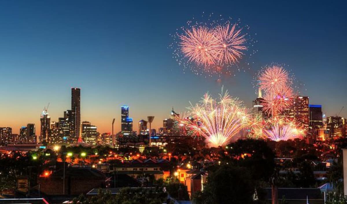 CITY + MCG 4+ BEDROOMS 2+ BATH, VIEWS-SLEEPS 8-10 gallery image 2