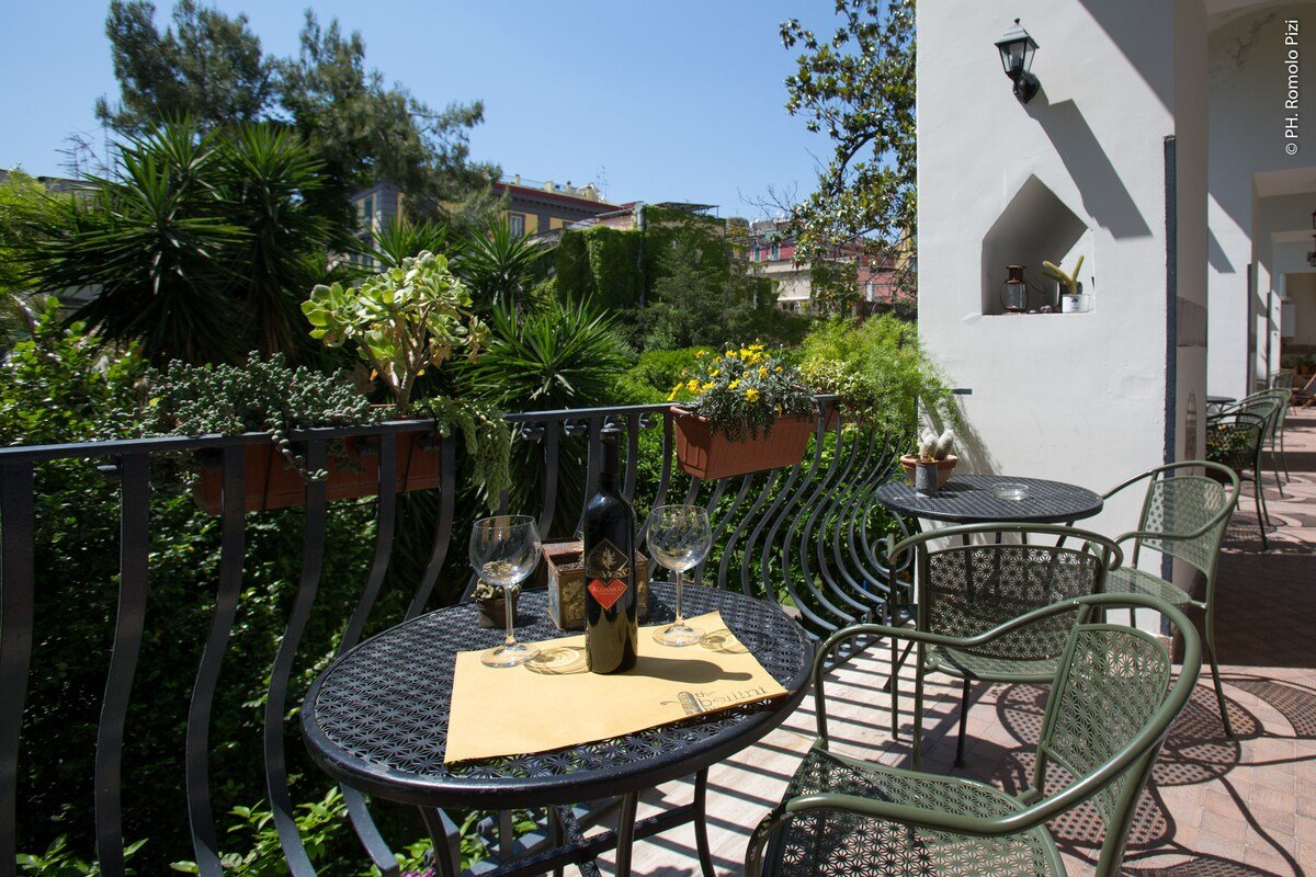 The Bellini House by House In Naples – Room 3 gallery image 3