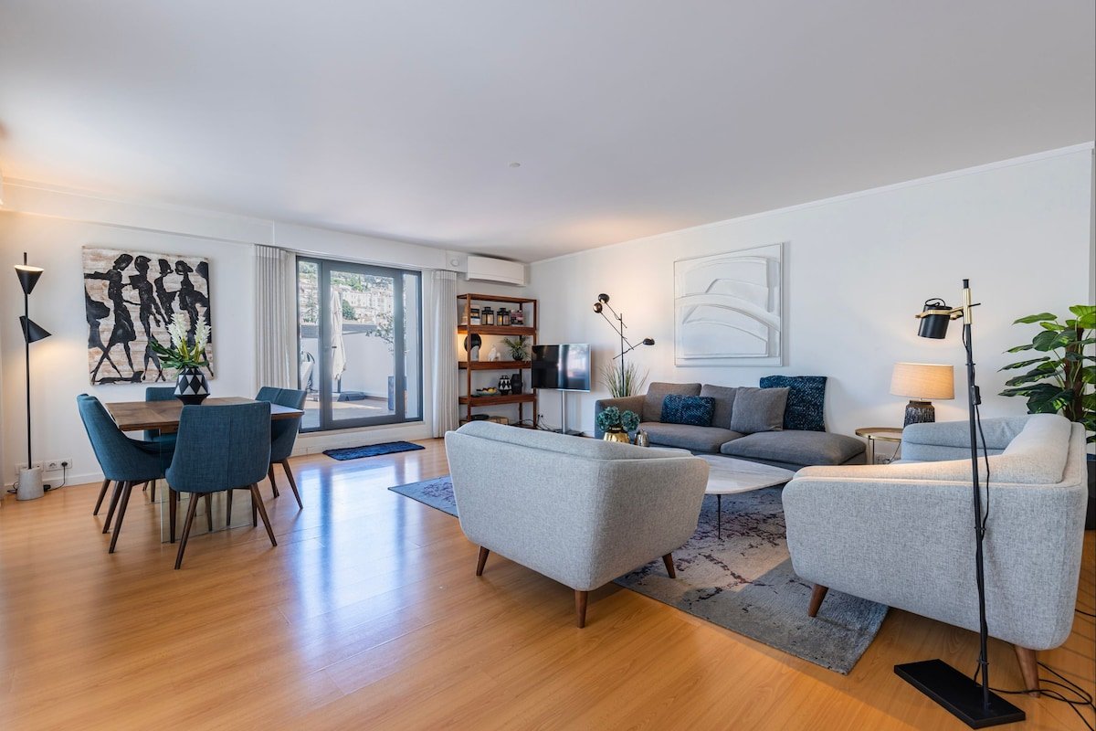 Panorama – Luxurious Penthouse by LovelyStay gallery image 3