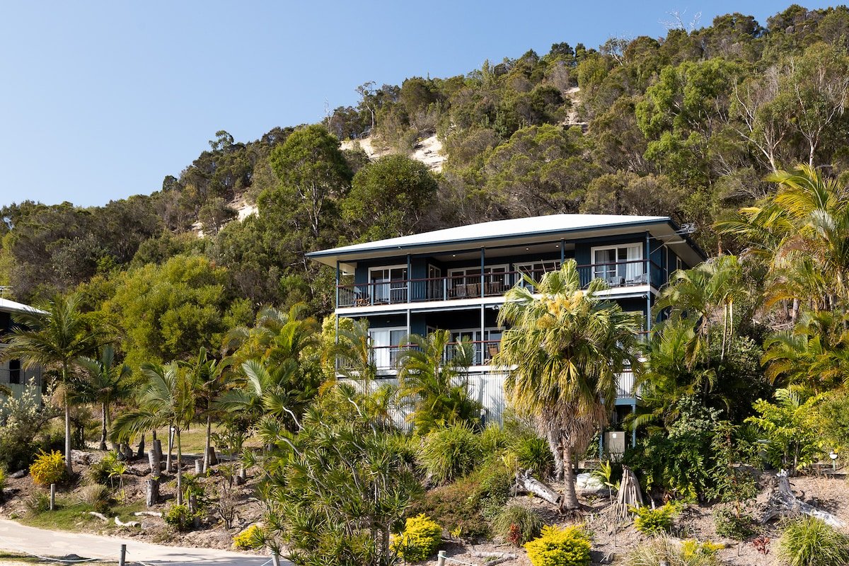 Beautiful family beachfront island home gallery image 3