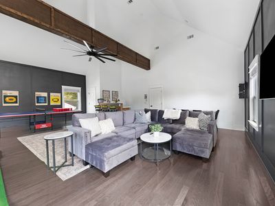 East Nash! Game room- Bar – Fire Pit – Sleeps 18!