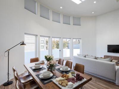 Architectural townhouse with parking 5min to beach