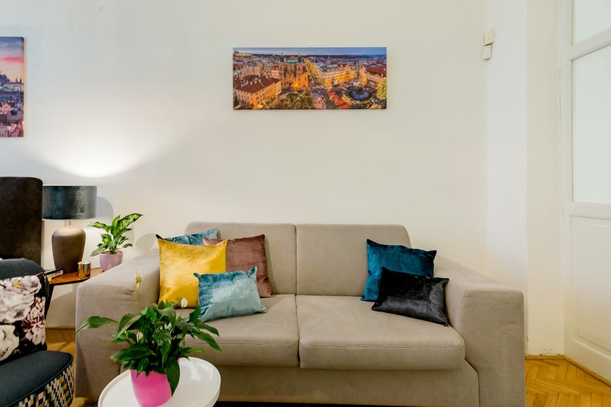 Walk to Historic Sites from a 13th Century Building gallery image 4