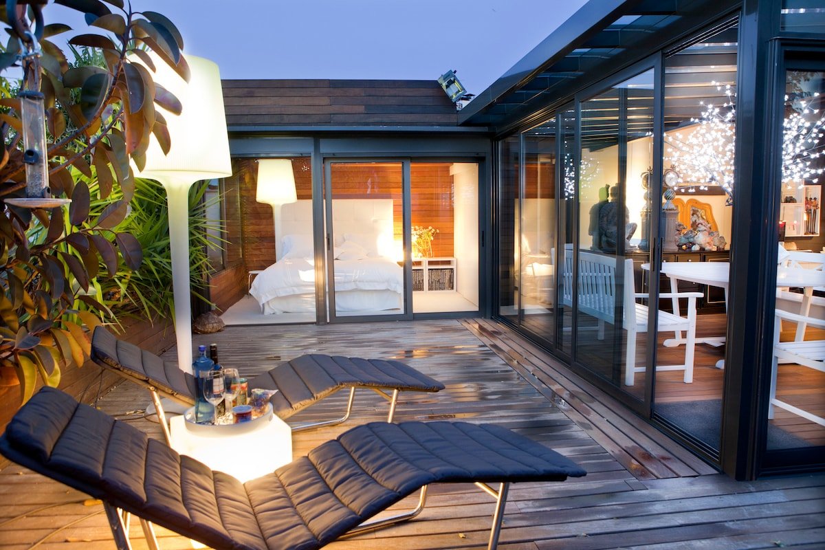 Impressive Design-Forward Penthouse in an Historic Building gallery image 3