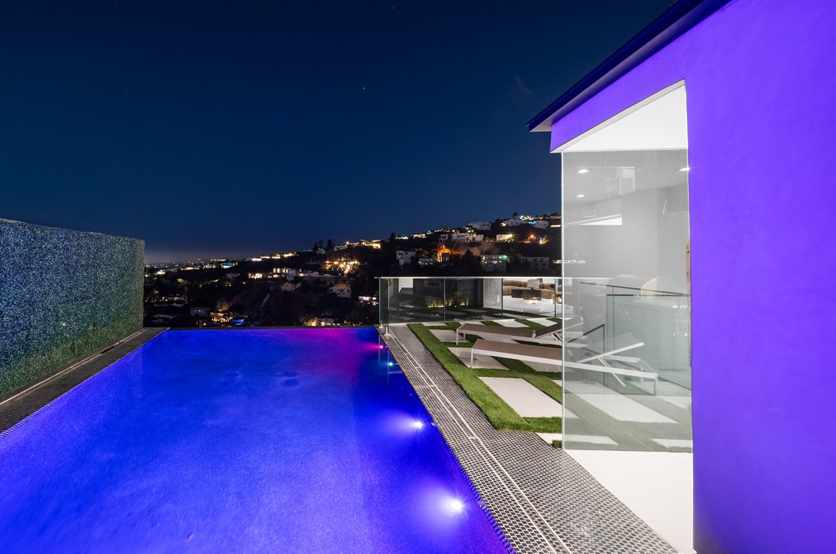 Where is Flame Kiss The fire