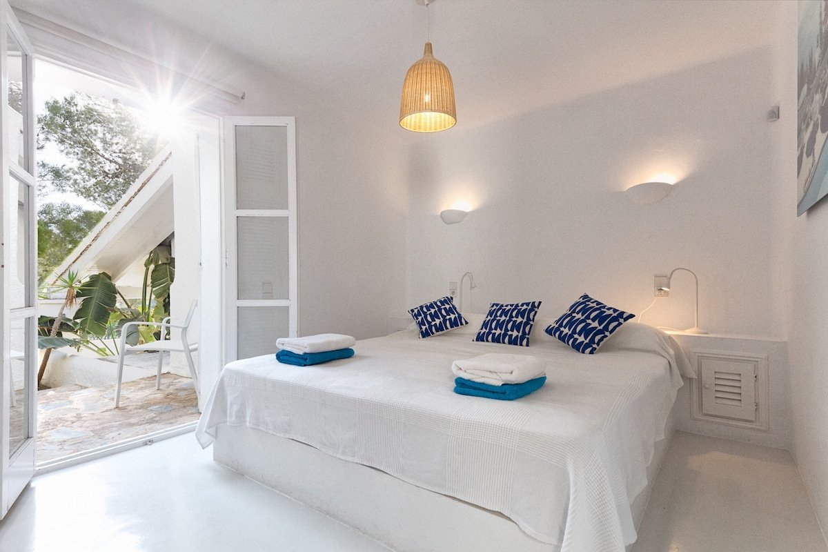 Cala Jondal- Sea view- pool- gym gallery image 2