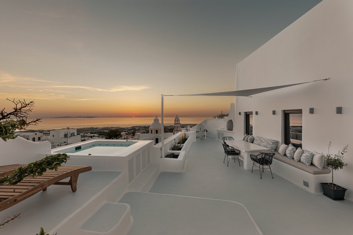 3 bed villa, @ Fira center Sea view,outdoor hottub