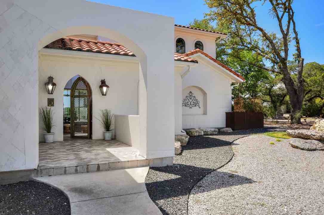 Clifftop Luxury: Pool, Sunsets & Panoramic Views gallery image 4