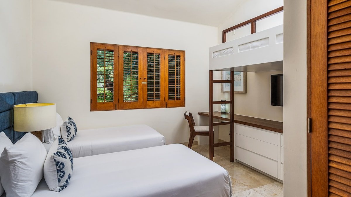 Las Palmas Family Villa With Pool by Golf Course gallery image 4