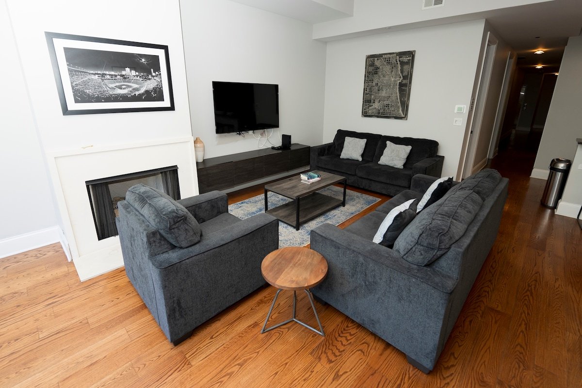 4 Bedroom Across from Wrigley Field Legend Suite gallery image 2