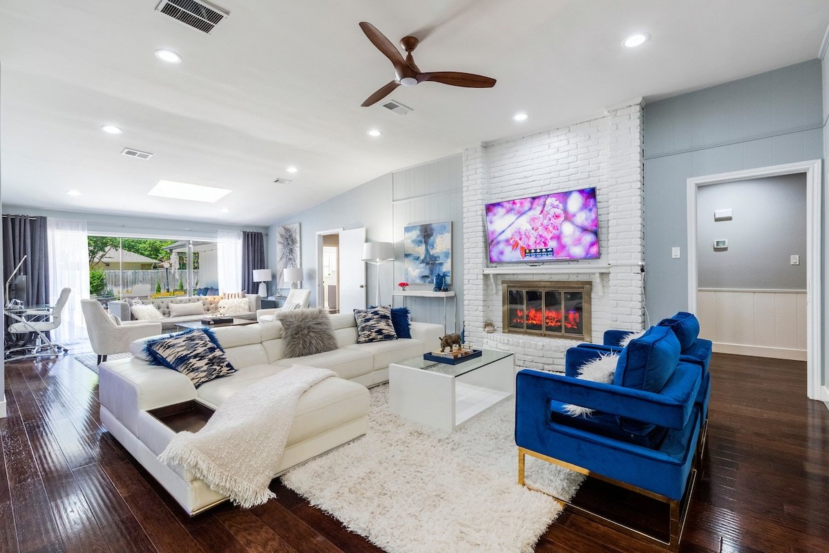 Modern Home with a Firepit, Heated Pool & Spa gallery image 2