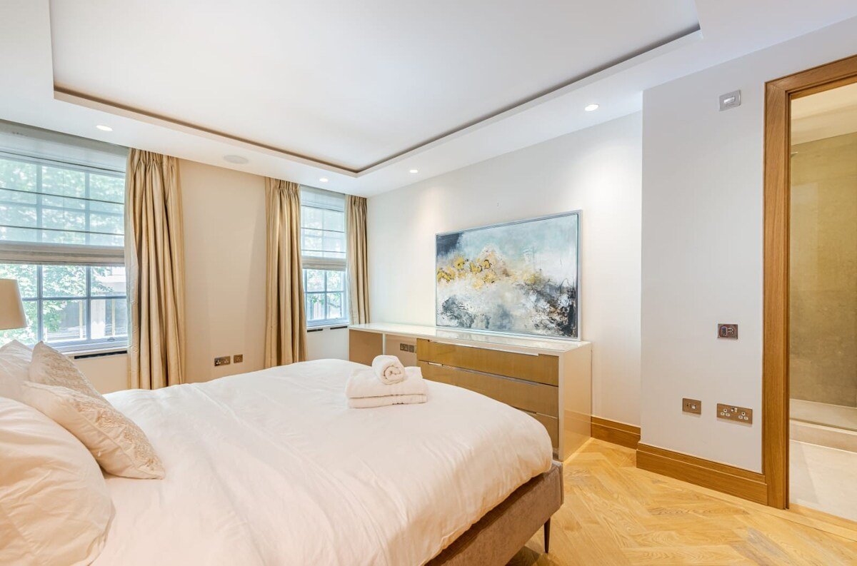BRAND NEW 3 bedroom luxury flat in Mayfair with AC gallery image 4