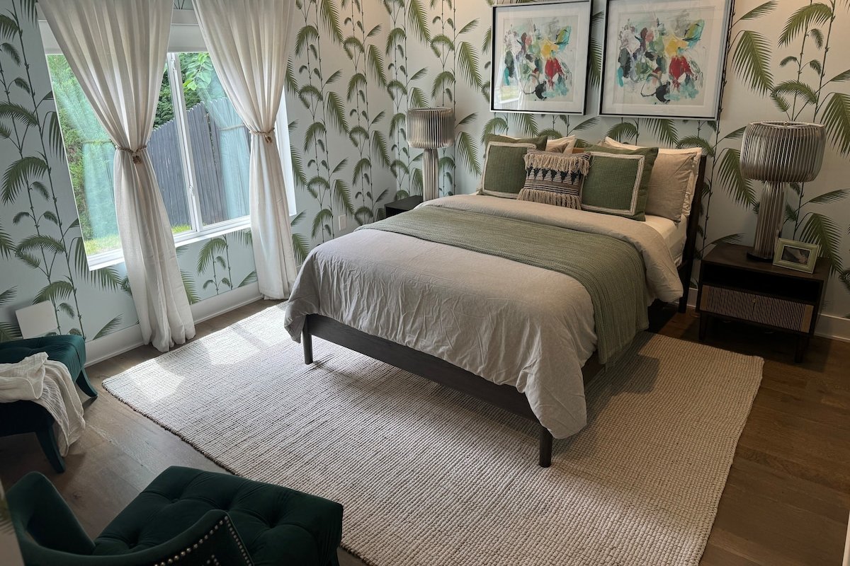 Luxe Modern 4 bdrm/4.5bath w Private pool.Sleeps 8 gallery image 5