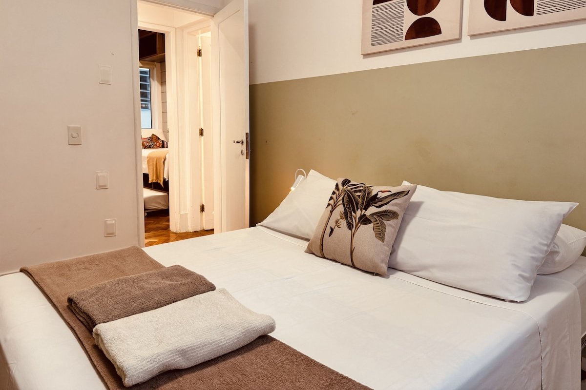 Amplo no Baixo Leblon perto da praia / BestHostRio gallery image 3