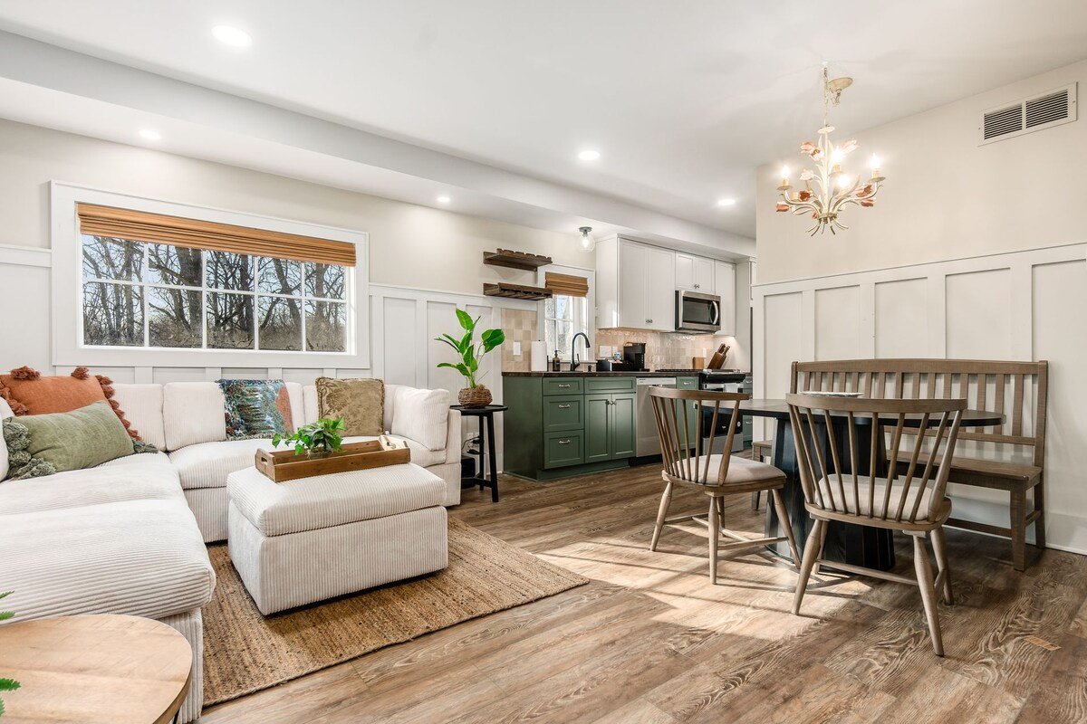 Creekside Cottage- HotTub, FirePit & Winery Nearby gallery image 3