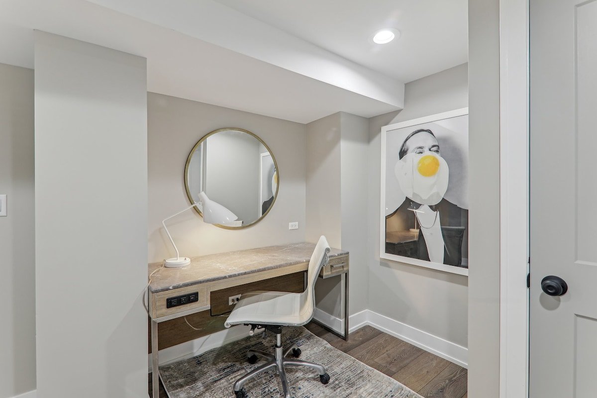 Comfy/Elegant Home by Wrigley, Garage Spot & Yard gallery image 4