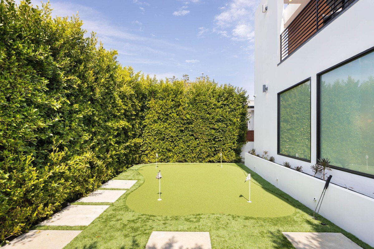 The Palms Pad – arcade, golf, sauna & gym! gallery image 4