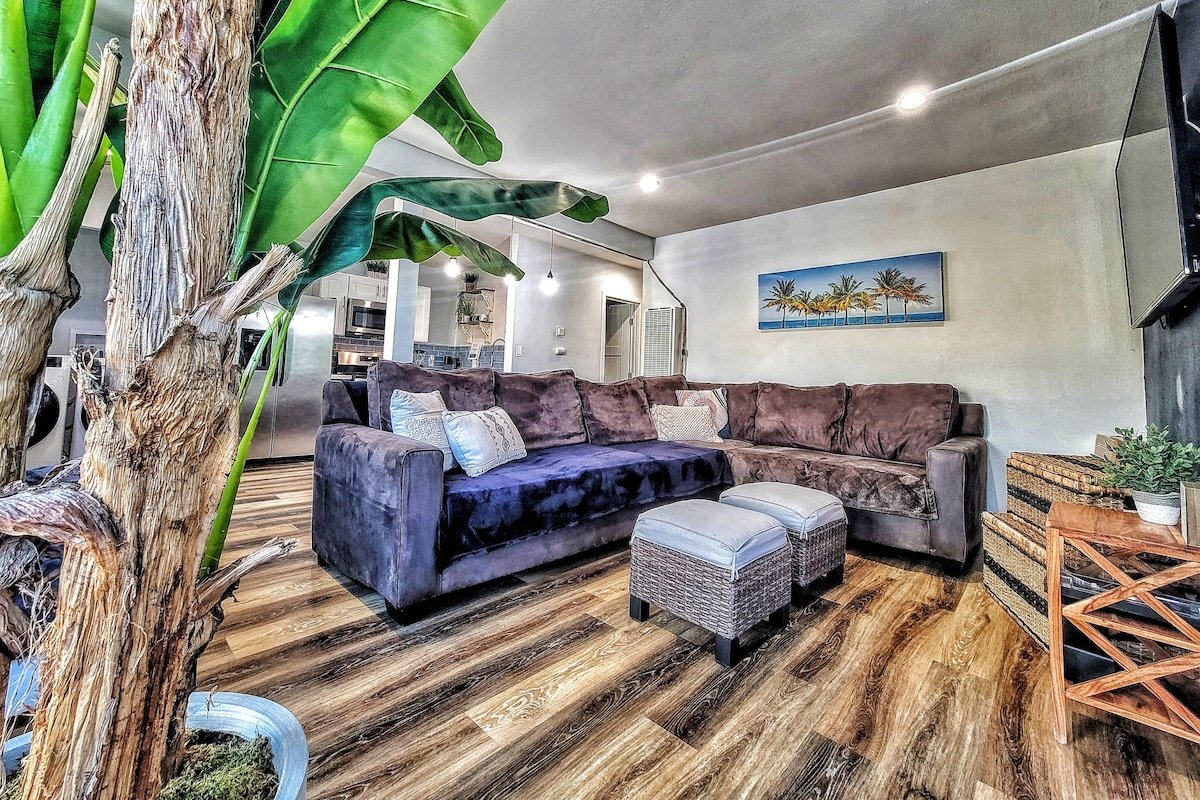 Casas Cali 4BR 2B | Sleeps 19 + 70″ & 60″ TVs gallery image 3