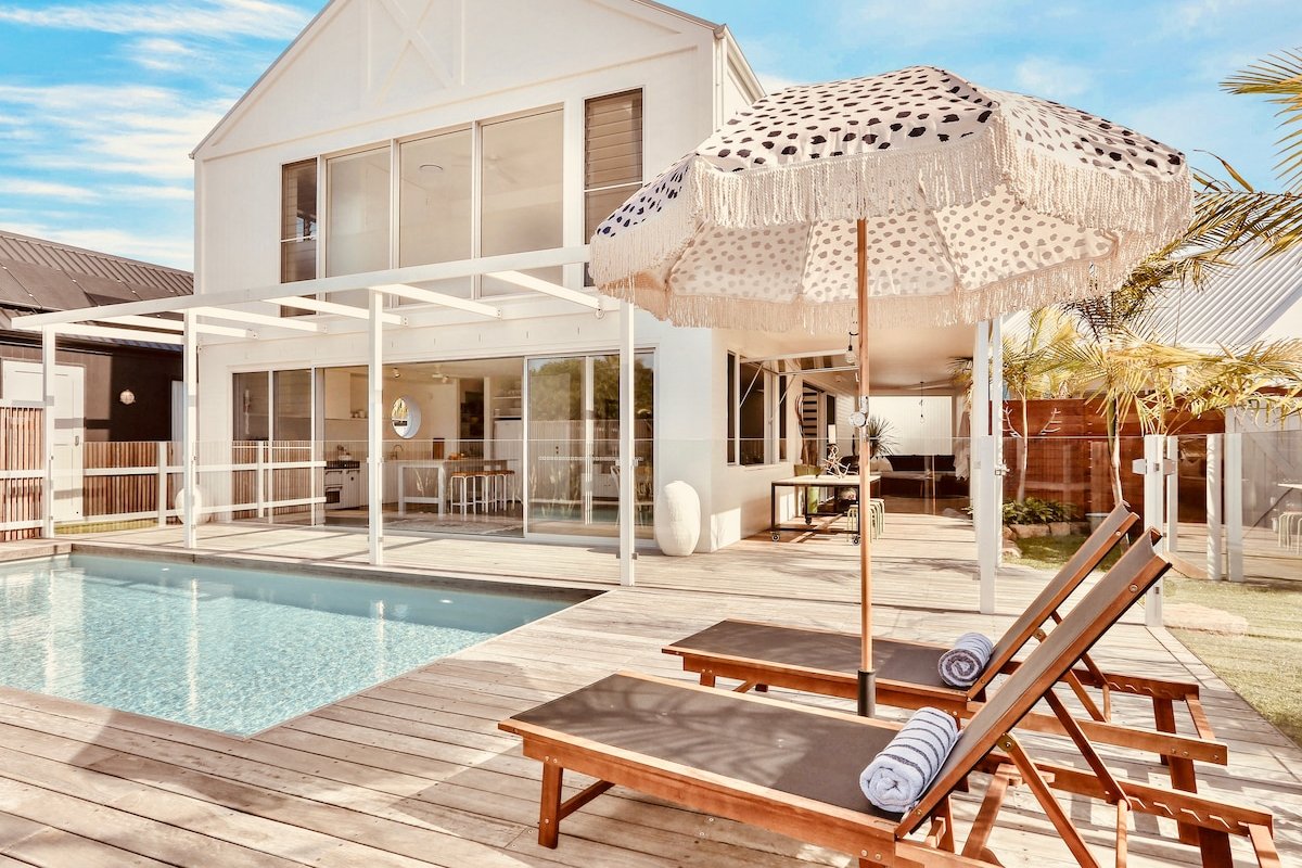 White Hawk House – 100m to beach gallery image 2