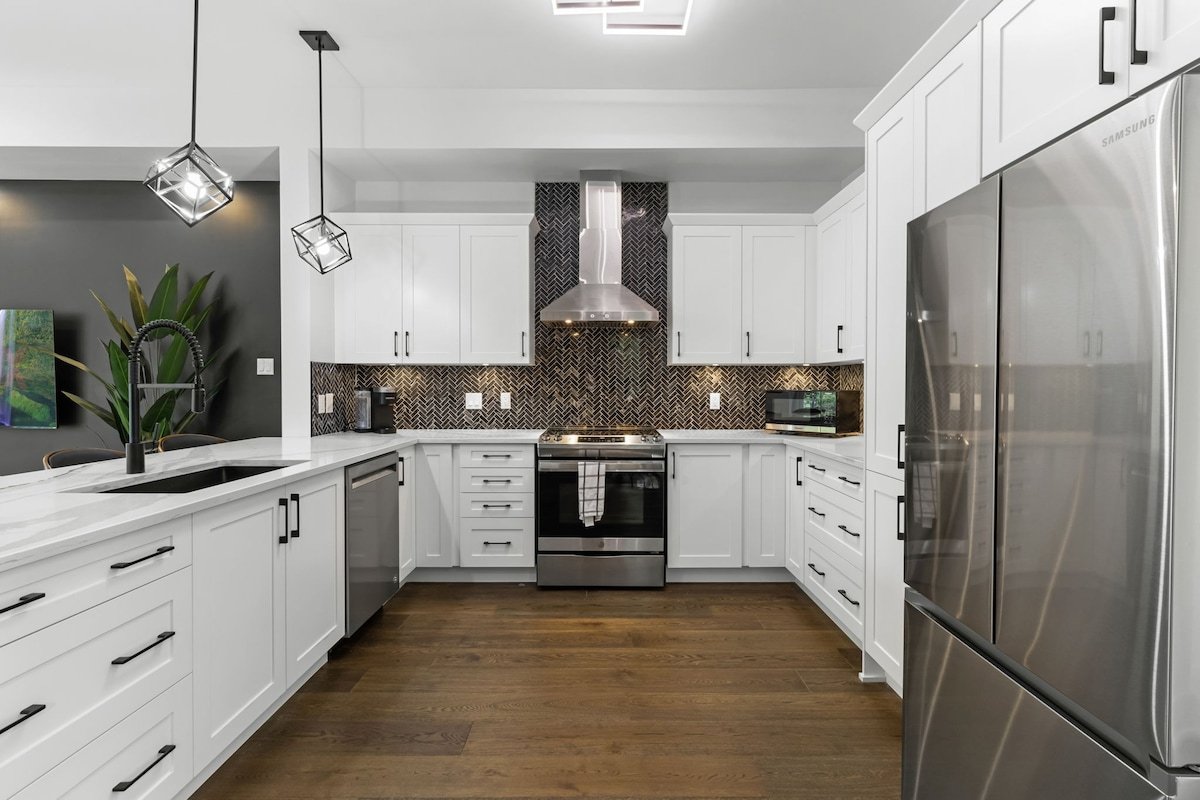 Luxury 4 Bdrm Home | Fireplace| Ping Pong| Parking gallery image 2