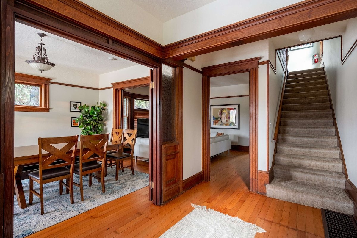 Historic 4BR • Sleeps 10 • Prime Location gallery image 5