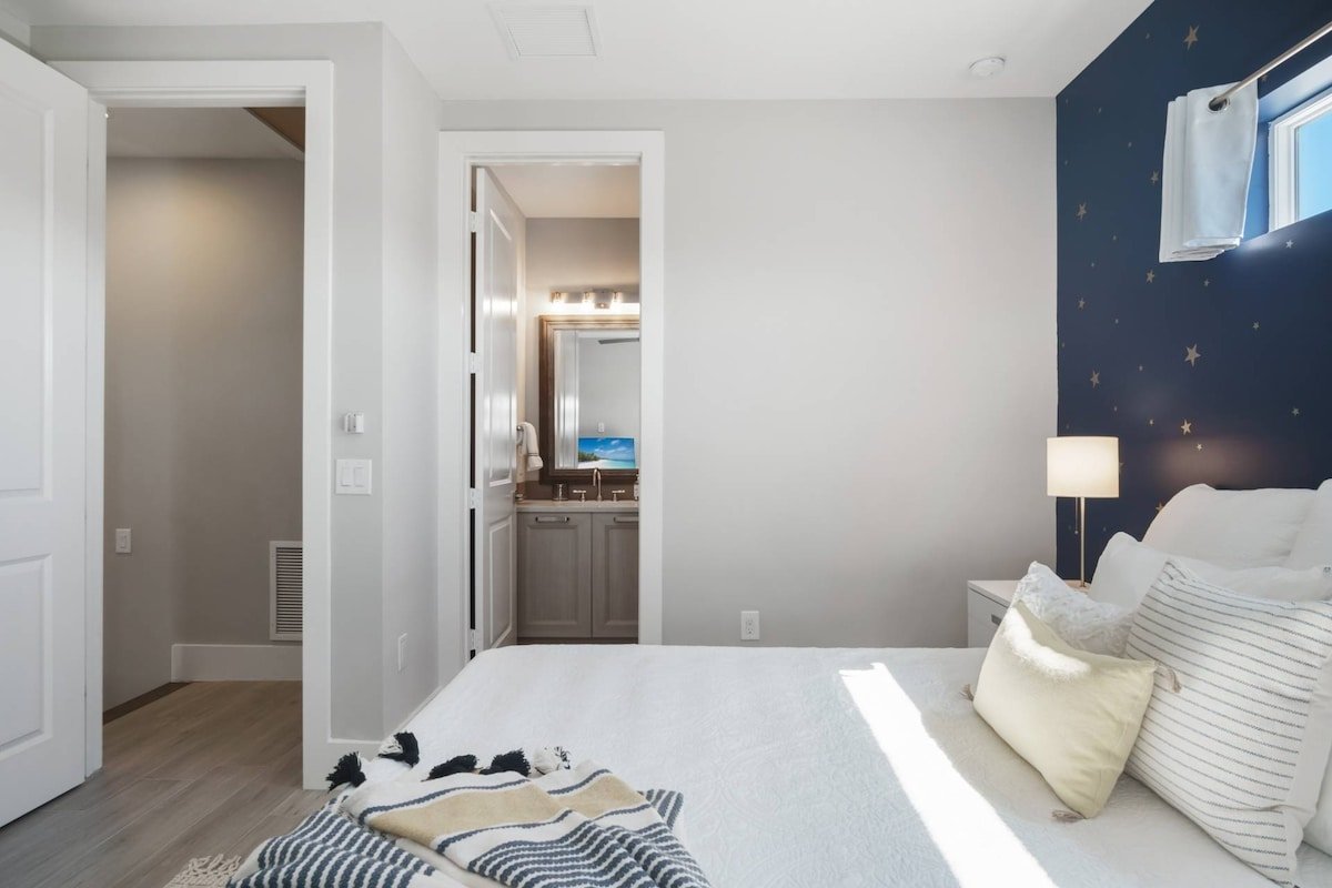 Waterfront Pool Home with Separate Guest House gallery image 5