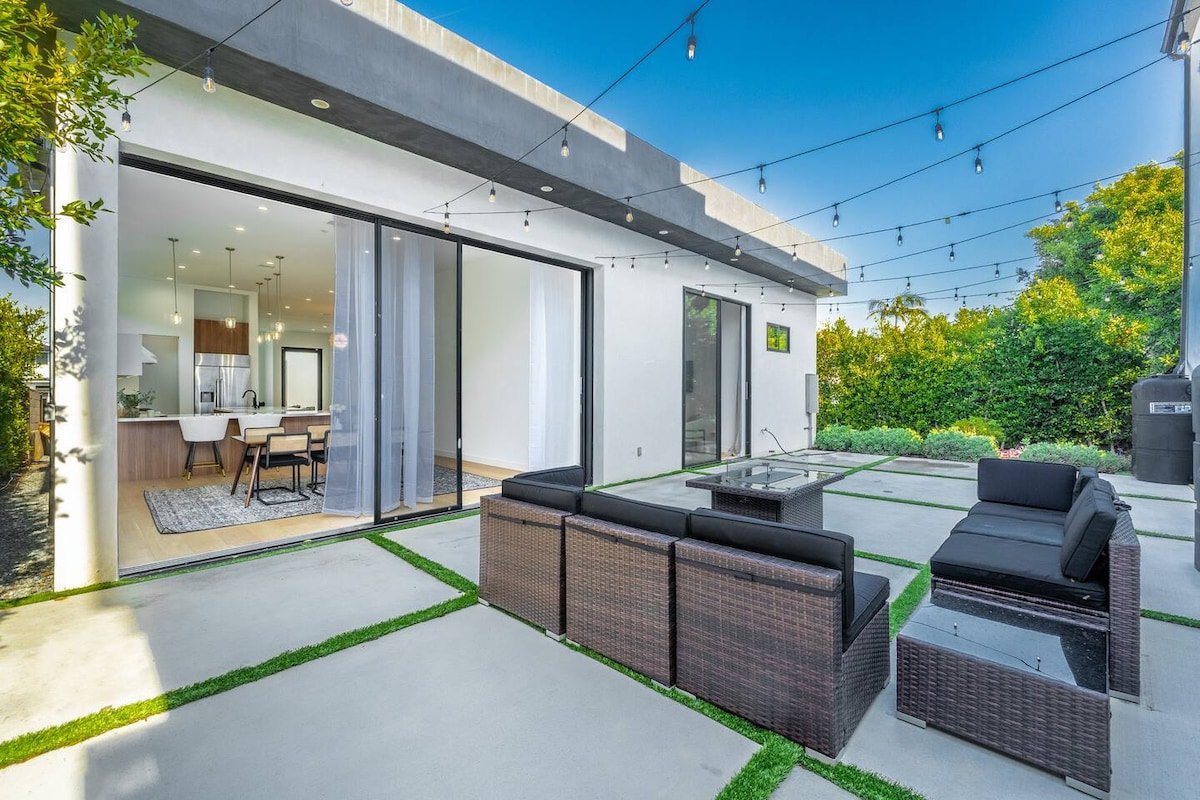 Modern Lux Large House Back Yard | Pet | Parking gallery image 3