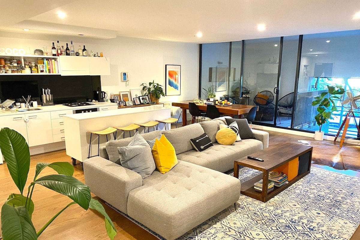Huge 2 bed/2 bathrm apartment in heart of St Kilda gallery image 2