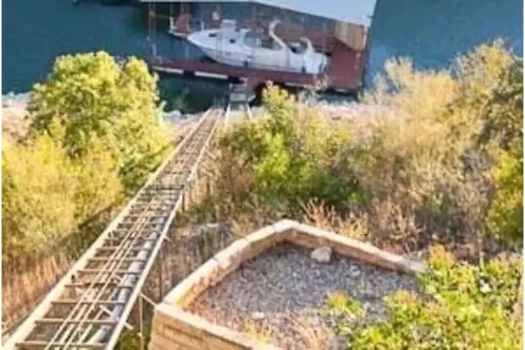 Lake House Resort Type Estate 2 Acres gallery image 3