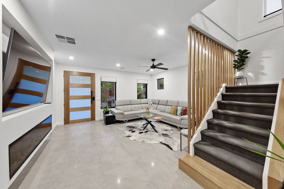 Luxurious Property Centrally Located! gallery image 3