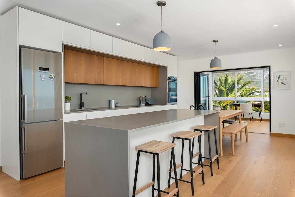 Modern Apartment With Ocean & Mountain Views gallery image 5