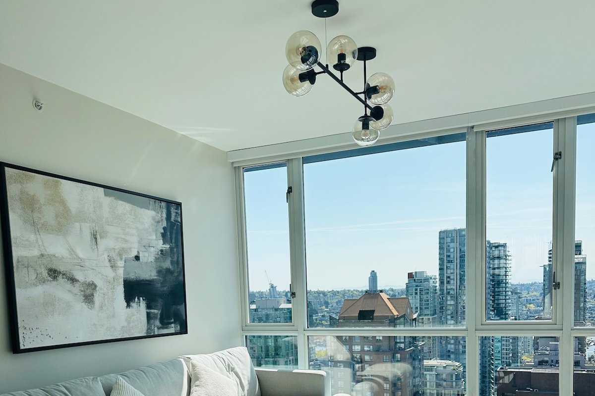 Downtown 2-Level Penthouse, Ocean & Mountain Views gallery image 3