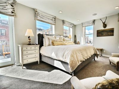 Main ST Contemporary Condo Walk to Ski.