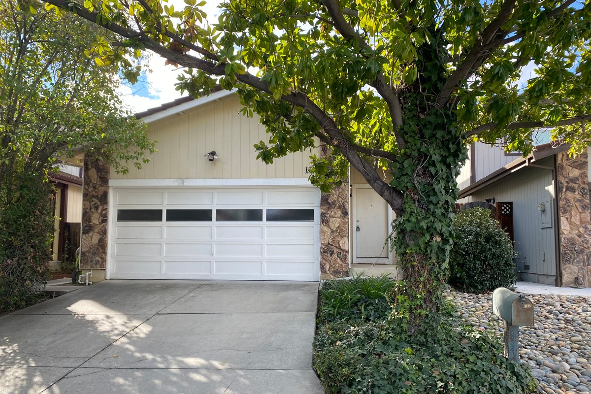 Beautiful & convenient 3 bedroom/2.5 bath home