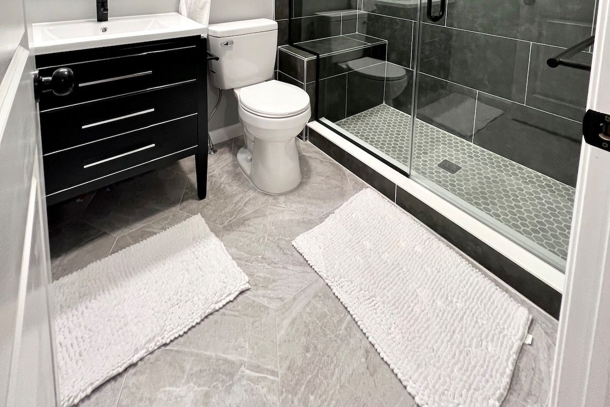 New luxurious 3 BR 2.5BA Duplex W/Backyard gallery image 4